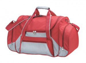 BOLSO PARA VIAJE / DEPORTE Código: C412 60 x 34 x 34 cm.Capacidad 55 litros Aprox. Bolsillo frontal y compartimentos laterales externos con cierre. Apertura superior completa con cierre. Herrajes metálicos. Correa regulable y desmontable con hombrera de l