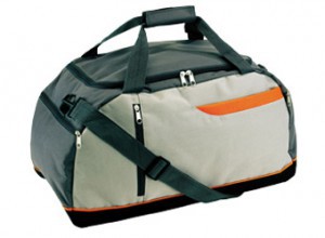 BOLSO MEDIANO "FLIP" Código: C439 48 x 28,5 x 23 cm.Capacidad 25 litros Aprox.Compartimento principal con cierre y apertura superior completa. 1 bolsillo frontal externo y 1 bolsillo lateral externo con cierre. 1 bolsillo frontal externo con velcro. Corre