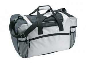 BOLSO "SPORT PRO" Código: C446 55 x 29 x 23 cm. Capacidad 29 litros Aprox. Compartimento principal con cierre y apertura completa. Bolsillos frontales y laterales externos con cierre. Bolsillos de red laterales externos. Deslizadores especiales. Correa re