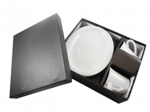 JUEGO DE CERÁMICA Código: T214 Plato 16 x 1,5 x 12,7 / Taza Ø 6,3 x 6 cm (las medidas no incluyen el asa) Juego de 2 tazas de 50 ml y 2 platos para café Express. 