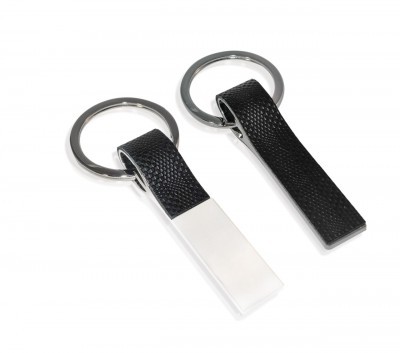 LLAVERO METÁLICO PRACTIC CÓDIGO: T336 6,3 x 1,4 cm. Metal y simil cuero. Elegante llavero con dispositivo que facilita la colocación llaves.