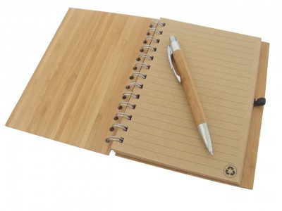 ANOTADOR DE MADERA CON LÁPIZ PASTA CÓDIGO: T238 13,5 x 2 x 18 cm Madera. Incluye block de hojas anilladas, presilla porta lápiz pasta y lápiz pasta con cuerpo de madera, pulsador, clip y puntera color plata y tinta negra. Detalles en color plata mate. Cie
