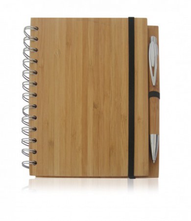 ANOTADOR DE MADERA CON LÁPIZ PASTA CÓDIGO: T238 13,5 x 2 x 18 cm Madera. Incluye block de hojas anilladas, presilla porta lápiz pasta y lápiz pasta con cuerpo de madera, pulsador, clip y puntera color plata y tinta negra. Detalles en color plata mate. 
