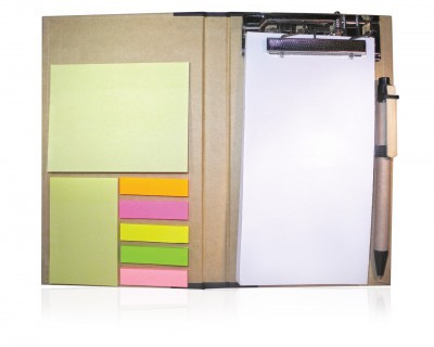 CARPETA CON CLIP MEDIANA CÓDIGO: T257 12 x 2 x 19 cm Cartón semirígido. Incluye block de hojas, 7 blocks adhesivos rectangulares, presilla porta lápiz pasta y lápiz pasta a tono con pulsador y puntera plástica, clip de madera y pasta negra. Gancho metálic