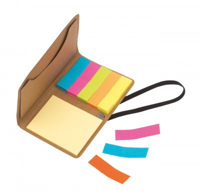MEMO FOLDER "STICK" CÓDIGO: T290 10,4 x 6,8 x 0,6 cm Cartón. Material reciclado. 1 block autoadhesivo rectangular grande. 5 blocks autoadhesivos rectangulares chicos. Bolsillo interno. Cierre con banda elástica.