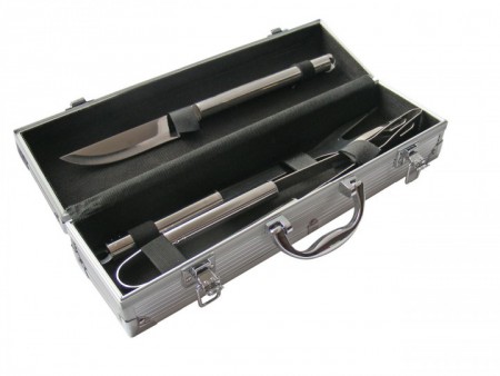 SET PARA ASADO “METAL BOX” CÓDIGO: T74 37 x 8 x 10 cm Acero. Set de 3 piezas de acero inoxidable. Caja contenedora de aluminio. Con manija para transportar. Apertura completa. Cierres metálicos. Plaqueta para grabado.