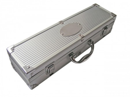 SET PARA ASADO “METAL BOX” CÓDIGO: T74 37 x 8 x 10 cm Acero. Set de 3 piezas de acero inoxidable. Caja contenedora de aluminio. Con manija para transportar. Apertura completa. Cierres metálicos. Plaqueta para grabado.