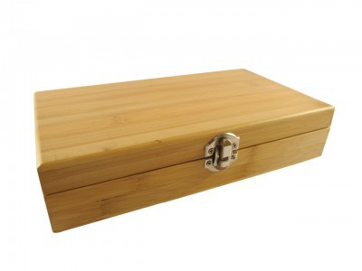 SET DE BAR BAMBOO CÓDIGO: T303 23 x 13 x 5 cm. Caja de madera Bamboo, cierre metálico con set de 5 piezas de bar: Sacacorchos, Tapón Cortagota, Termometro y Vertedor.