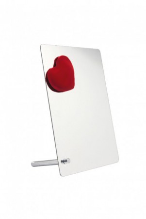 ESPEJO MARCO DE FOTOS Código: T274 Metal recubierto de policarbonato. Espejo que también se puede utilizar como cuadro. Las imágenes se mantienen en su lugar con el imán en forma de corazón. Posición horizontal o vertical. 