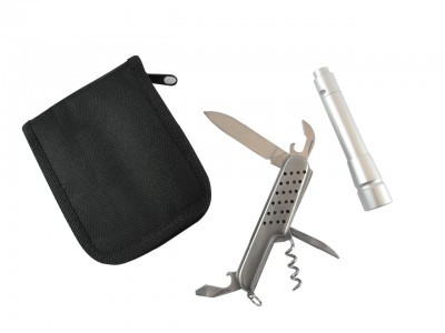 KIT DE NAVAJA MULTITOOL Y LINTERNA CÓDIGO: T301 9 x 11 x 2 cm. Set de navaja multi herramienta y linterna. Funda con cierre. Funciona con 1 pilas AAA (no incluida).